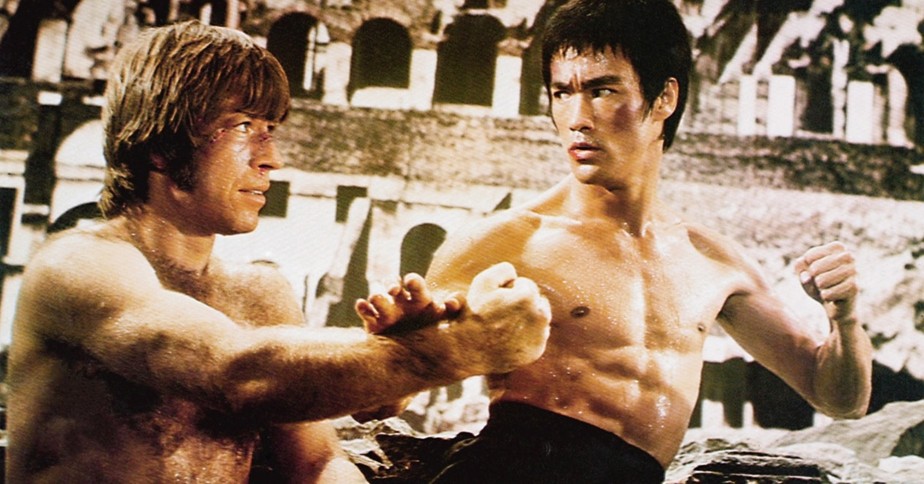 Chuck Norris e Bruce Lee em cena de 'O Voo do Dragão'