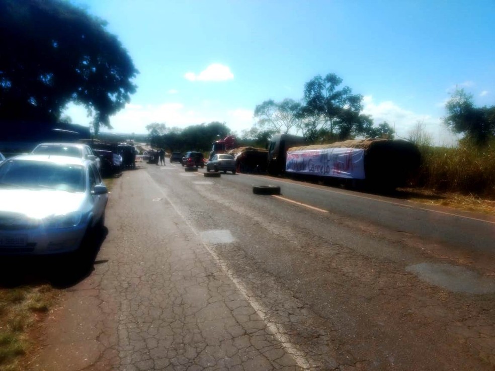 Caminhoneiros e motoristas em geral manifestam na MG-190 em Monte Carmelo (Foto: Gabriel Marcelino/Arquivo Pessoal)