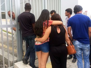 Familiares de funcionários estão na porta do prédio em busca de notícias (Foto: Henrique Mendes/G1)