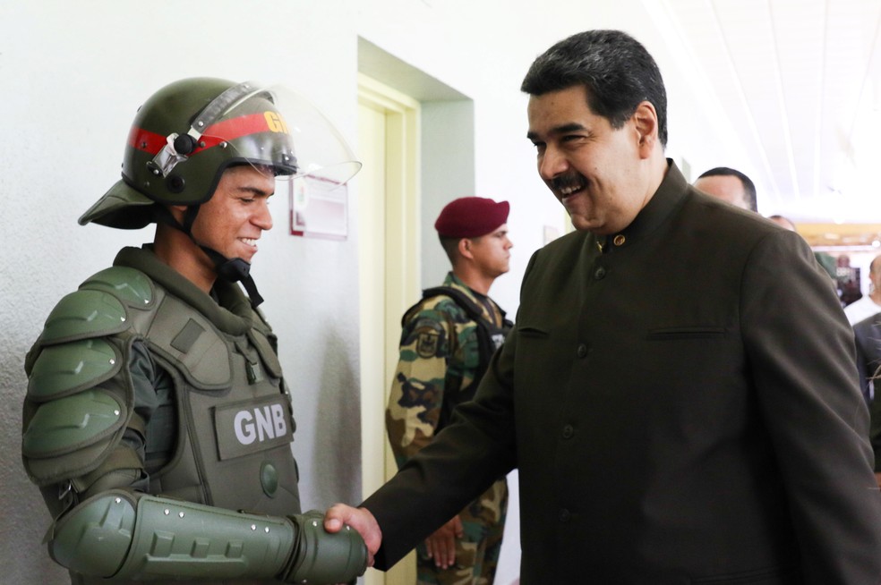 Maduro cumprimenta soldado no aniversÃ¡rio da Guarda Nacional Bolivariana, em Caracas, nesta segunda (5) â€” Foto: Reuters/Palacio de Miraflores/DivulgaÃ§Ã£o