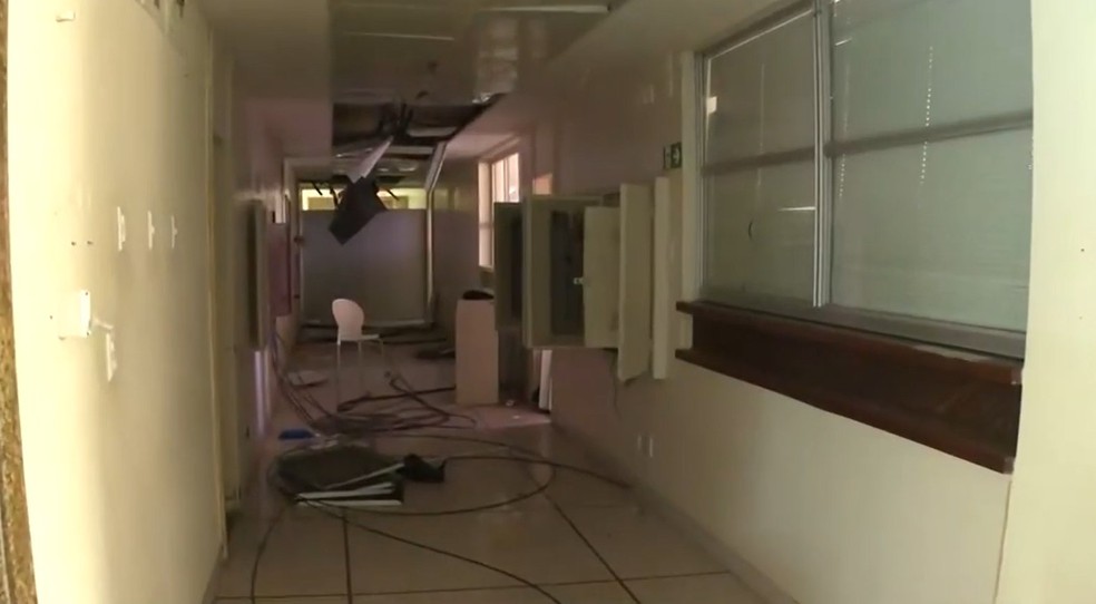 Hospital atingido por incêndio em Salvador está abandonado há um ano — Foto: Reprodução/TV Bahia