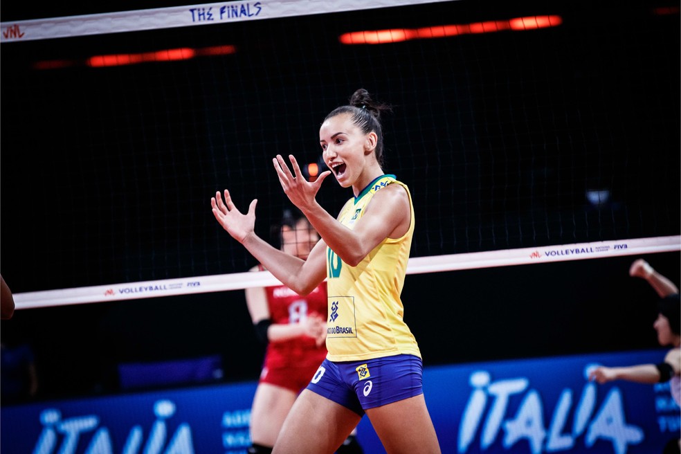 Gabi comemora ponto do Brasil vôlei liga das nações — Foto: Divulgação/FIVB