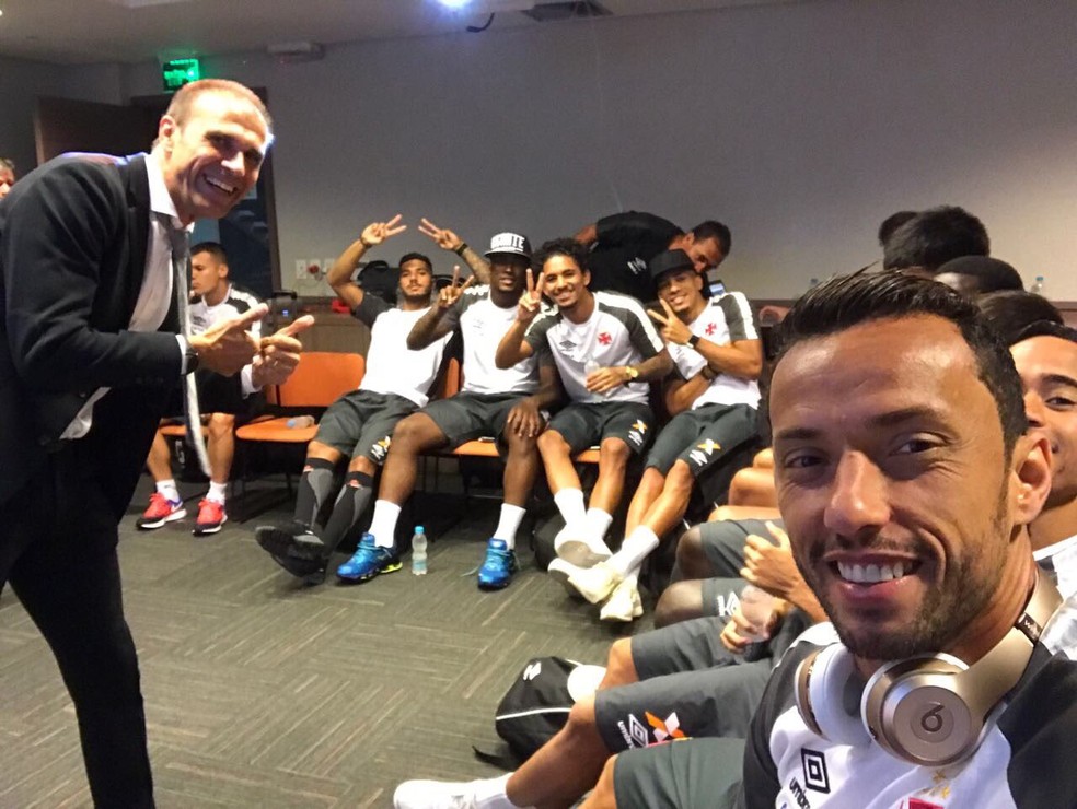 Foto postada por Nenê com Milton Mendes e outros jogadores (Foto: Reprodução)