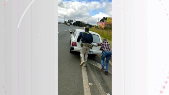 
VÍDEO: 'Carro dos Caça-Fantasmas' é abordado no PR, não pega e policial empurra veículo; 'nenhum fantasma foi encontrado', diz PRF