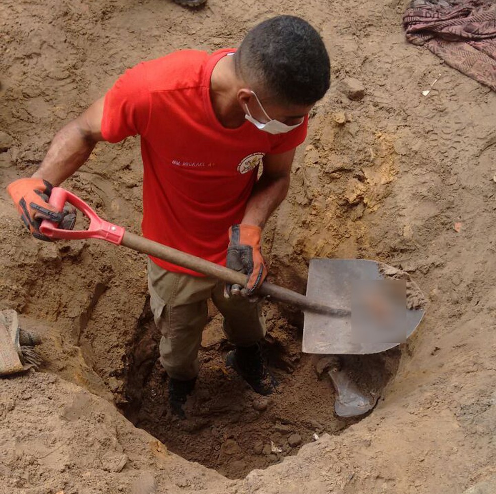 Dois corpos decepados e decapitados foram encontrados enterrados no quintal de uma casa no Norte do Piauí (Foto: Divulgação / Corpo de Bombeiros)