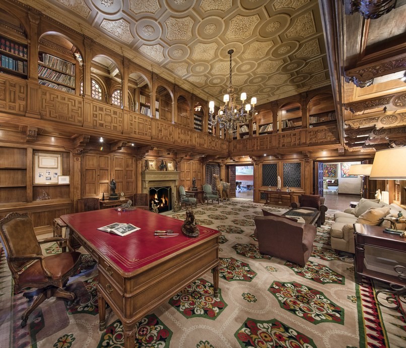 Com dois andares, a biblioteca é toda revestida de madeira e possui painéis rebuscados trabalhados à mão (Foto: Jim Bartsch/ Reprodução)