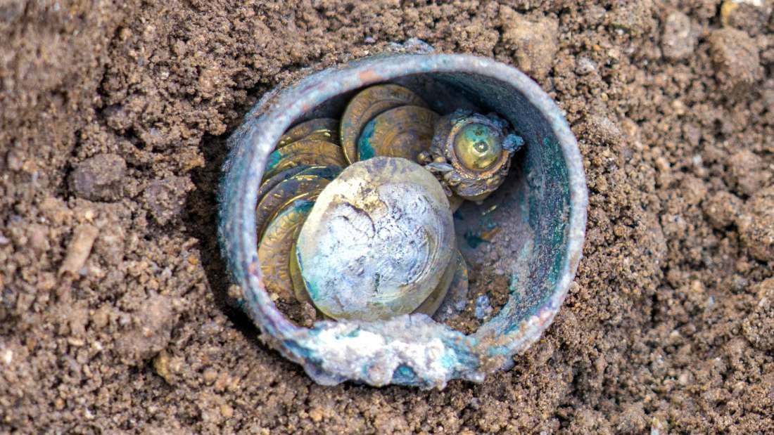 Moedas de ouro encontradas na véspera do Hannukah.  (Foto: Caesarea Development Corporation)
