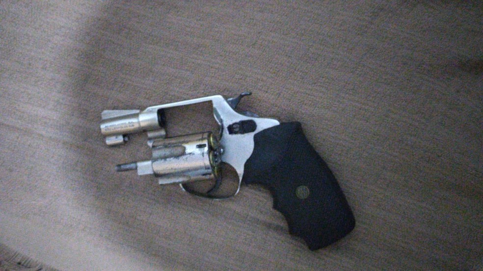 Revólveres foram localizados no carro e na casa de um homem, de 29 anos — Foto: Polícia Militar 