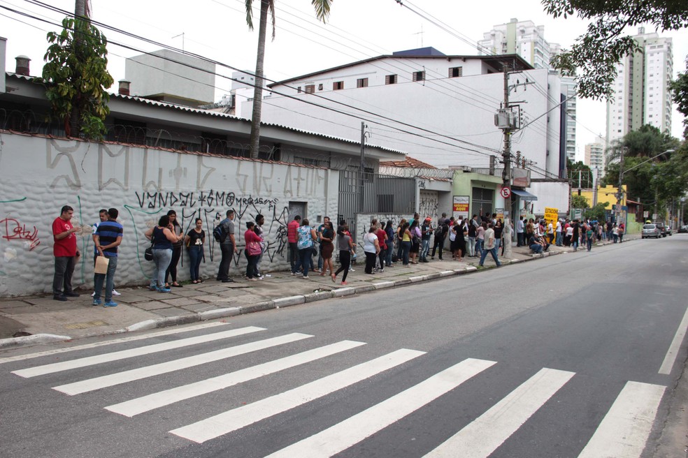 Fila de desempregados em frente ao Centro Integrado de Emprego, Trabalho e Renda no centro de Guarulhos (SP), em dezembro (Foto: Humberto França/Futura Press/Estadão Conteúdo)