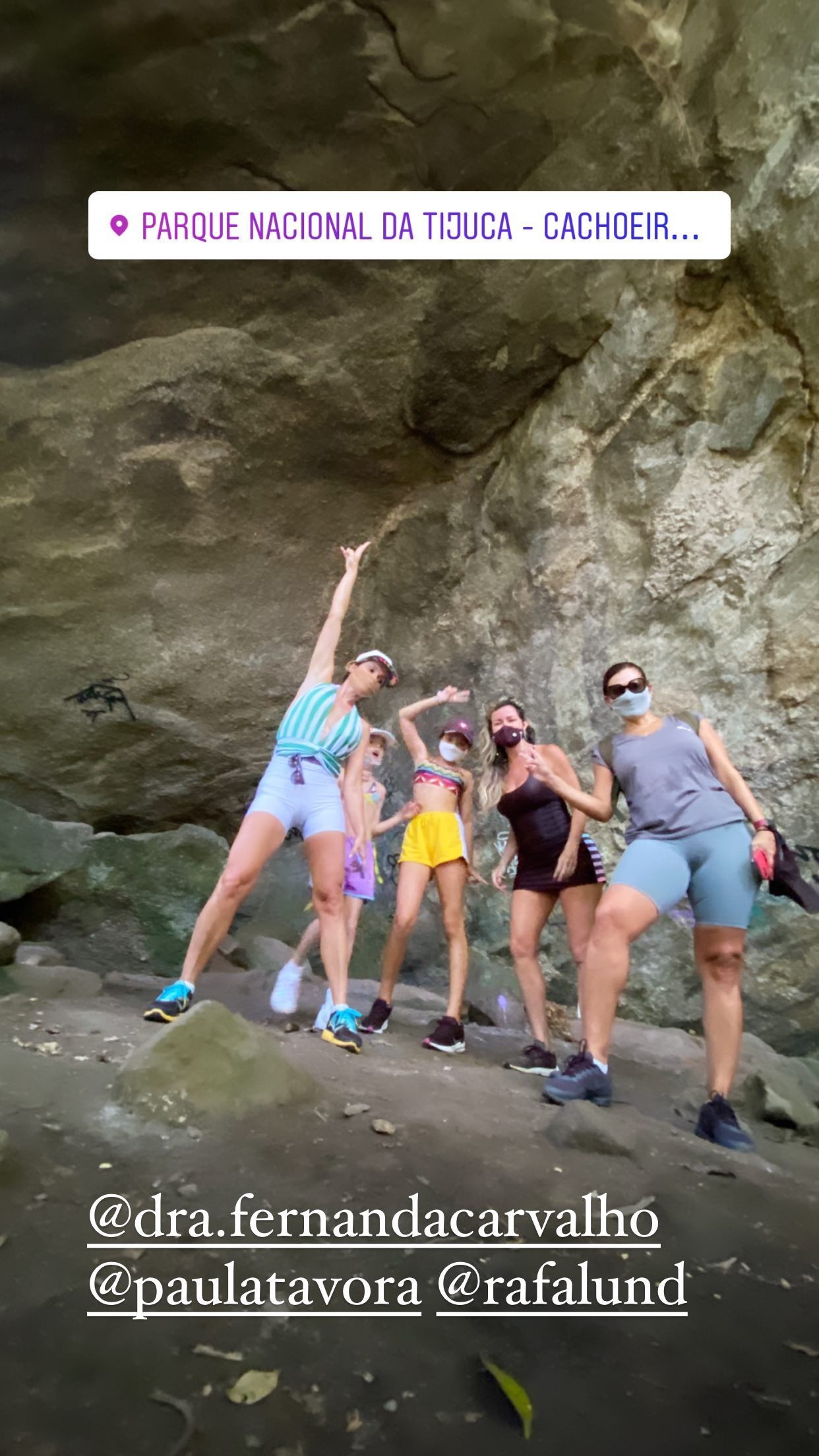 Flávia Alessadra curte trilha e cachoeira com a caçula, Olívia, e amigos (Foto: Reprodução/Instagram)