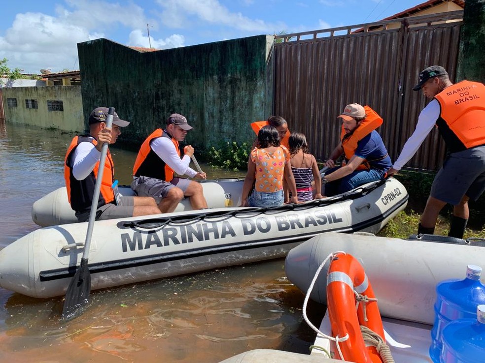 Militares auxiliam em salvamento de população ilhada — Foto: Divulgação