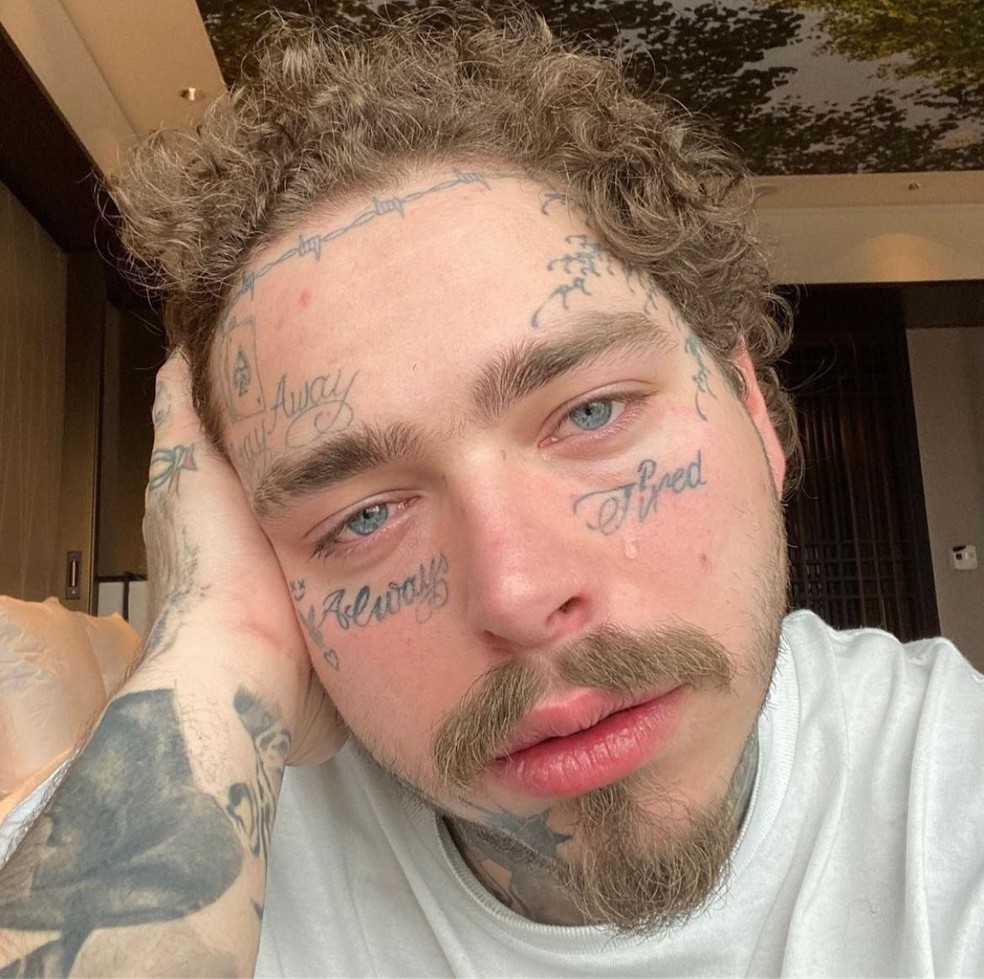 A tatuagem "Always Tired" do Post Malone — Foto: Reprodução/Instagram
