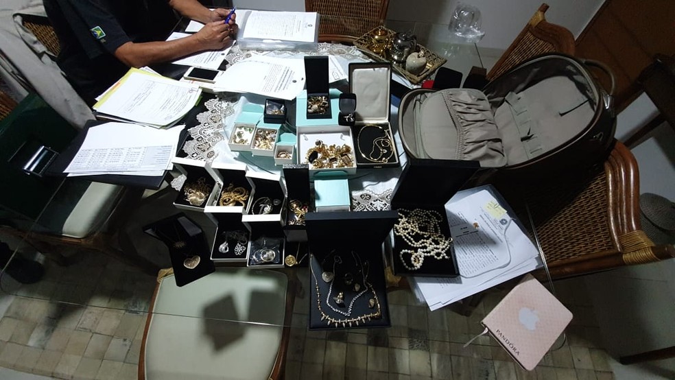 Jóias foram localizadas em casa de investigado em Santos, SP — Foto: Divulgação/Polícia Federal