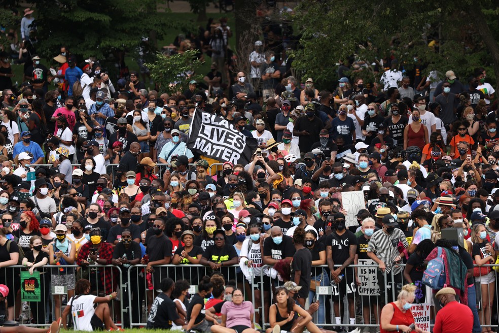 Manifestantes se reúnem no Lincoln Memorial durante a marcha "Tira o joelho do nosso pescoço" em apoio à justiça racial, na capital dos EUA, em 28 de agosto  — Foto: Michael M. Santiago/Pool/Reuters