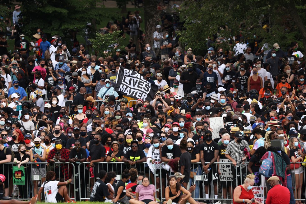 Manifestantes se reúnem no Lincoln Memorial durante a marcha "Tira o joelho do nosso pescoço" em apoio à justiça racial, na capital dos EUA, em 28 de agosto  — Foto: Michael M. Santiago/Pool/Reuters