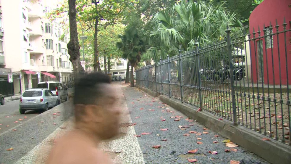 Vítima passa correndo pela câmera em busca dos assaltantes. O celular havia sido levado na Praia de Copacabana — Foto: Flávio Capitoni/ TV Globo