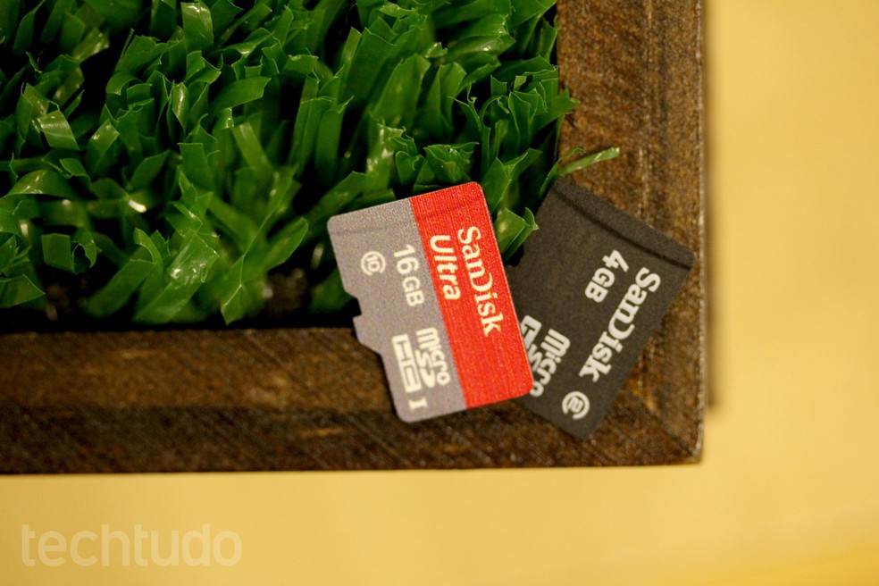 O microSD é usado para armazenar fotos, vídeos, documentos em smartphones — Foto: Lucas Mendes/TechTudo