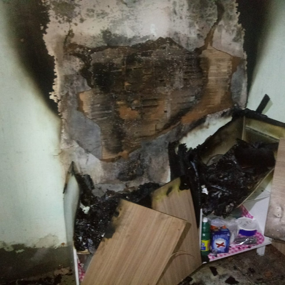 Inc&ecirc;ndio atingiu quatro c&ocirc;modos da casa &mdash; Foto: Pol&iacute;cia Militar 