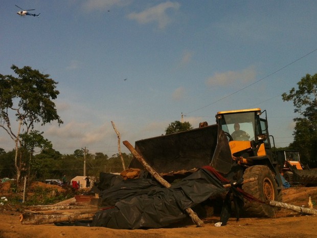 Máquinas fazem a destruição de barracos montados no local (Foto: Girlene Medeiros/G1 AM)