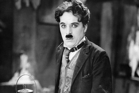 Carlitos, o personagem eternizado por Charles Chaplin, foi um dos pioneiros do bigode clássico do cinema