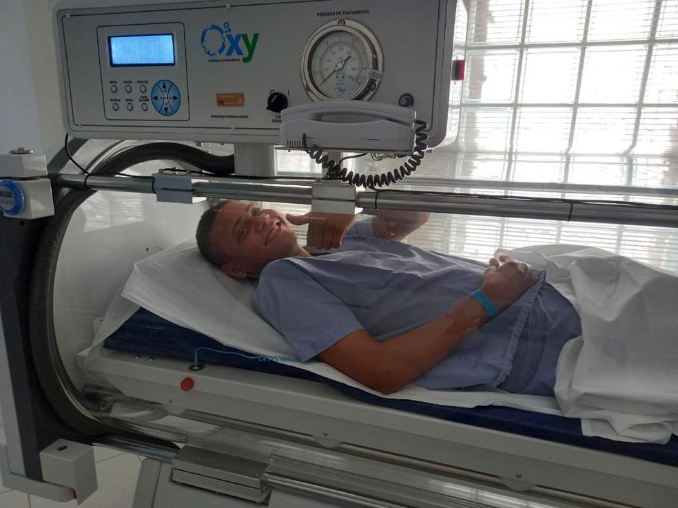 Rend durante tratamento com oxigênio para acelerar recuperação de lesão — Foto: Divulgação / EC Vitória