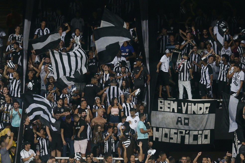 Torcida deu show, mas o Botafogo não fez a sua parte — Foto: Vítor Silva/Botafogo