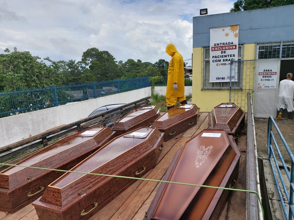 Urnas funerárias em frente ao Hospital Regional de Coari durante colapso na Saúde, causado pela segunda onda da Covid. — Foto: Severo Júnior/Arquivo Pessoal
