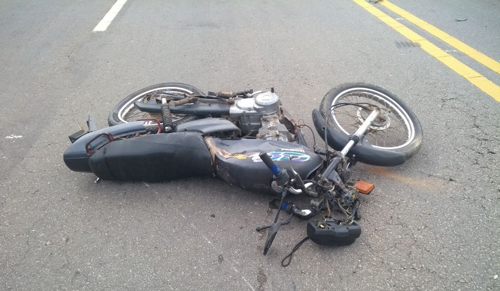 Motociclista morreu no local (Foto: Polícia Rodoviária Federal/ Divulgação)