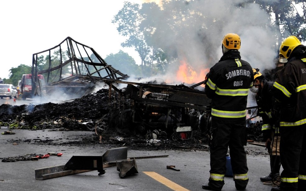 Corpo de Bombeiros esteve no local para apagar as chamas dos veículos (Foto: Aline Caetano/Arquivo pessoal)