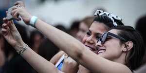 Fãs de música abusam das selfies no Rock in Rio; confira FOTOS (Fabio Tito/G1)