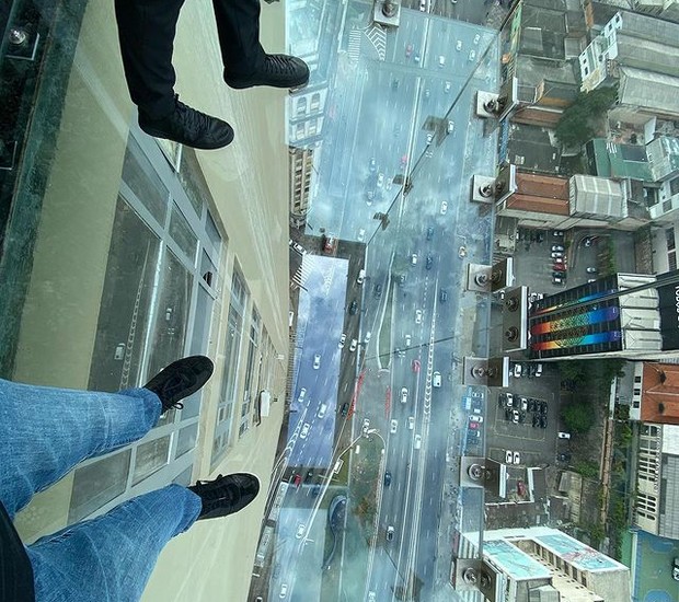 Com piso de vidro, os decks do Sampa Sky dão aquele clássico frio na barriga (Foto: Reprodução / Instagram)