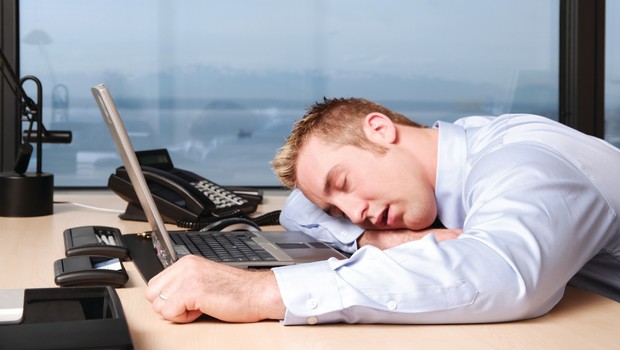 Executivo dorme em sua mesa ; workaholic ; excesso de trabalho ; horas a mais trabalhadas ; exaustão ; carreira ; burnout ; deadline ;  (Foto: Shutterstock)