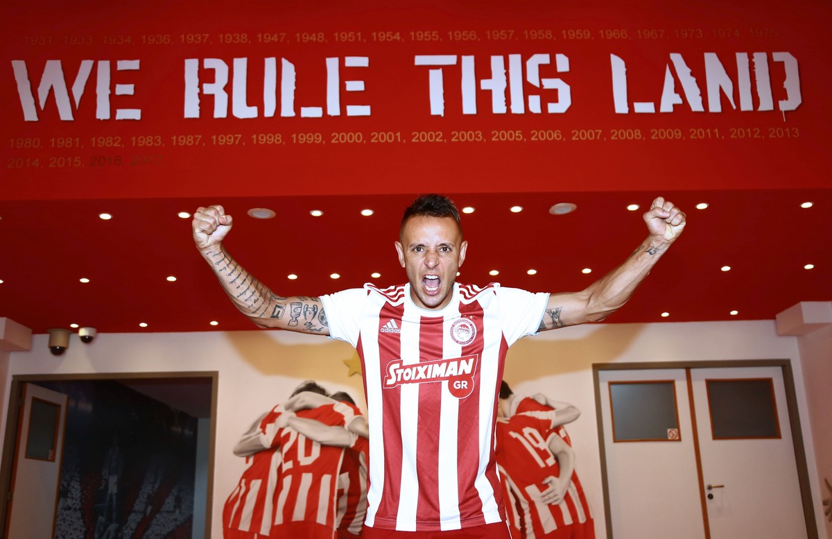 Rafinha E Apresentado No Olympiacos E Mira 46 Titulo Para Maior E Atual Campeao Grego Futebol Internacional Ge
