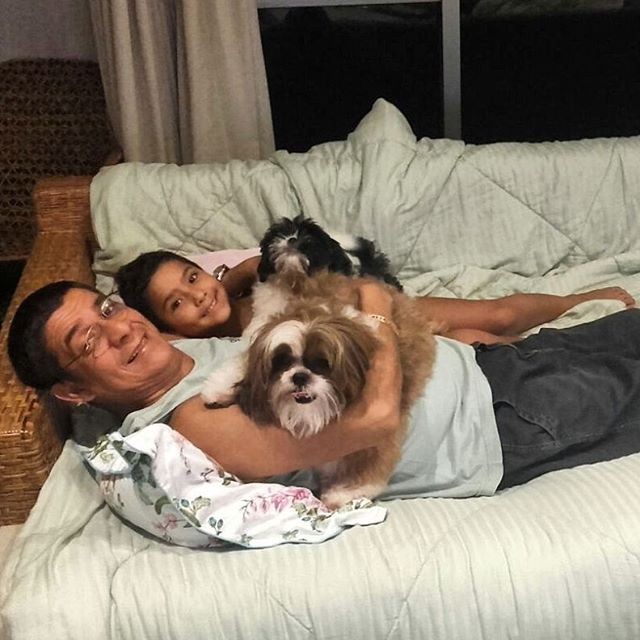 Zeca Pagodinho curte momento com neto e bichinhos de ...