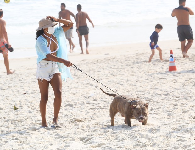 Rebeca Andrade vai à praia com Matheus Terra (Foto: Fabricio Pioyani/Agnews)