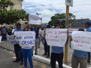 Manifestantes exibiam cartazes contra a privatização da Casal (Foto: Paula Nunes/G1)