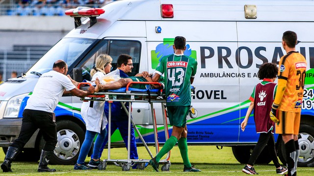 Palhinha deixa o campo após queda no gramado