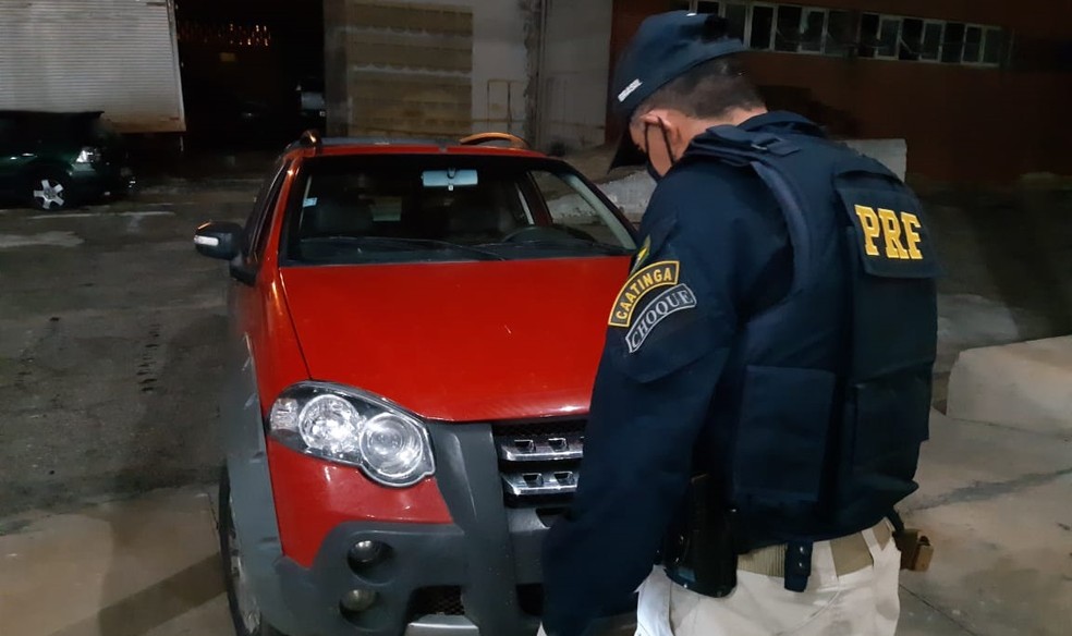 Foragido da justiça é preso pela PRF com veículo roubado, no Sertão da PB — Foto: Divulgação/PRF