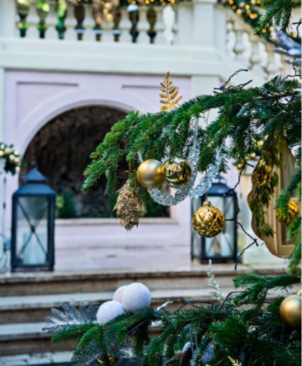 Árvore de Natal é decorada por diamantes, em hotel na Itália (Foto: Divulgação)