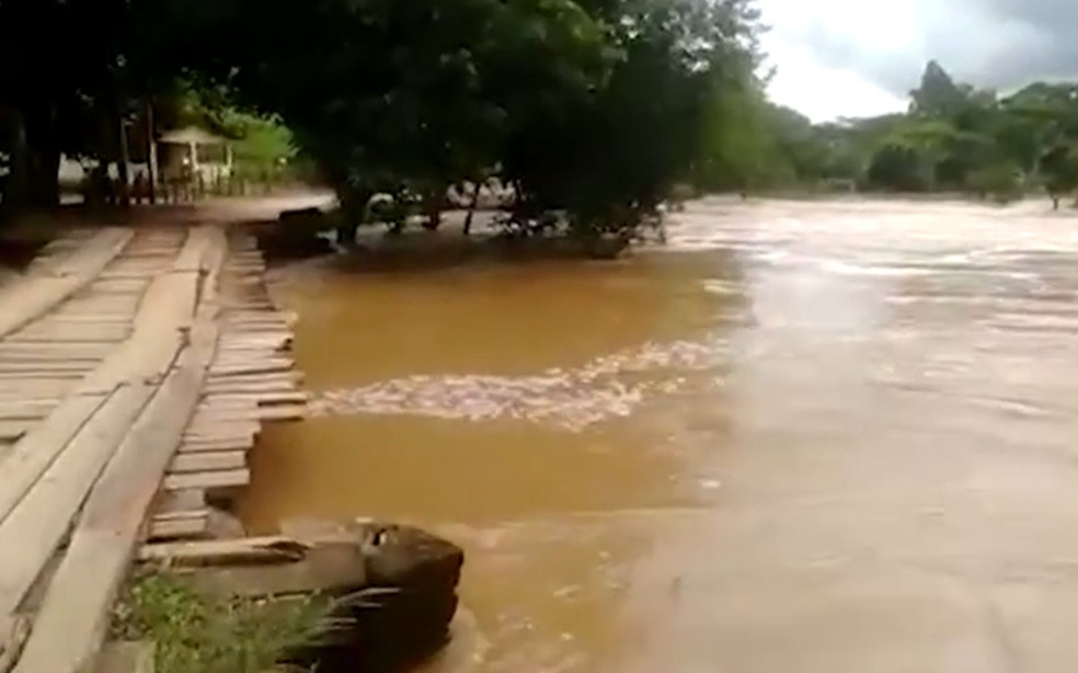 Distrito de São João do Sul, em Guaratinga, tem mais de 180 desabrigados por causa da chuva na região — Foto: Reprodução/TV Bahia