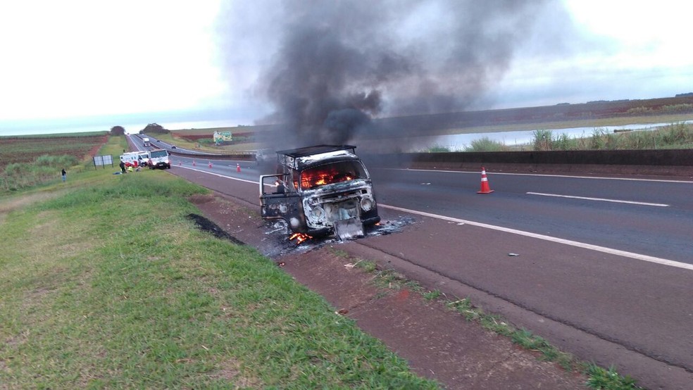 Ocorrência obrigou Polícia Rodoviária interditar um das pistas (Foto: Arquivo pessoal)