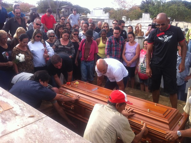 Geraldo da Cunha é enterrado em Governador Valadares, cidade em que nasceu. (Foto: Diego Souza/G1)