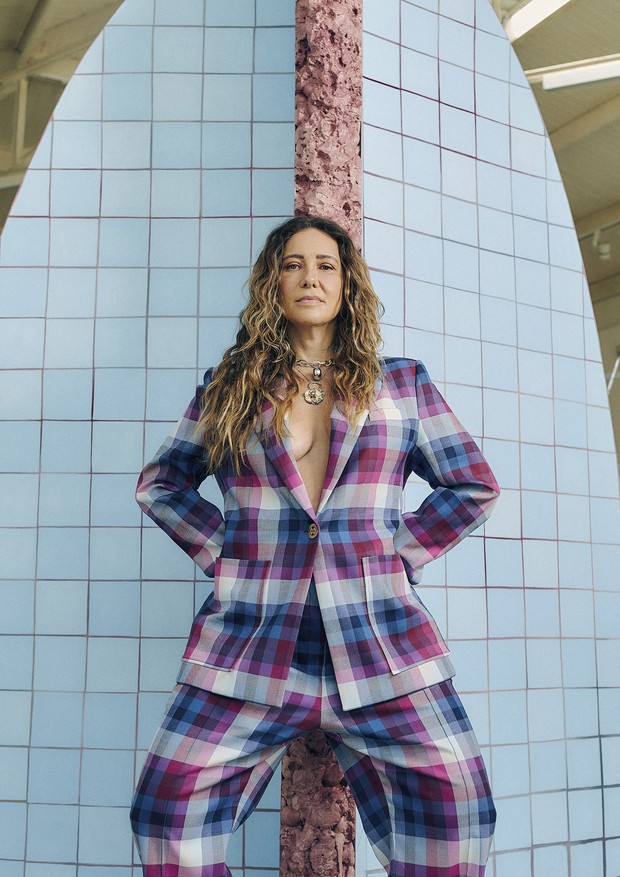 Fotografada em seu ateliê carioca, Adriana Varejão usa blazer e calça, ambos NK Store e colares Arco (Foto: Bruna Sussekind)
