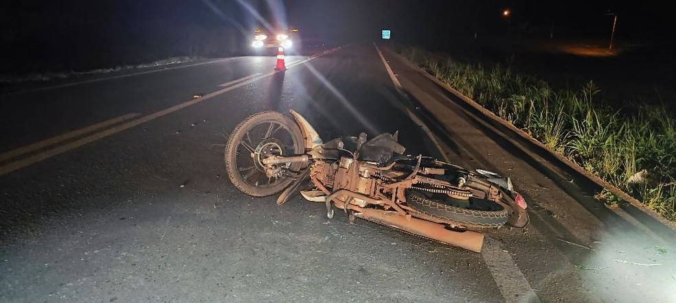 Após o atropelamento, a moto tombou causando a queda da ocupante na BR-222 em Açailândia — Foto: Divulgação/Polícia Rodoviária Federal