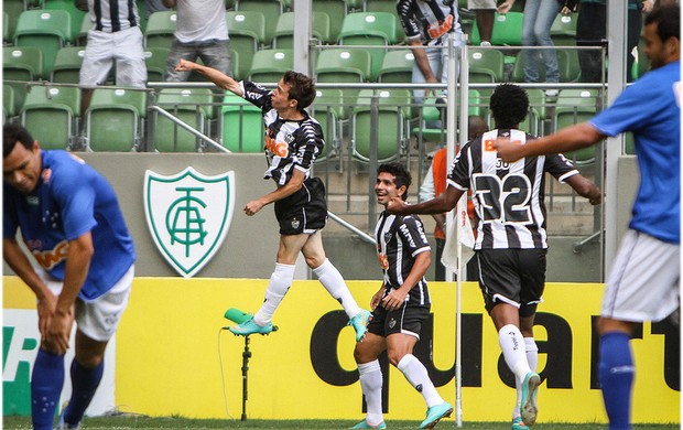 Bernard comemora o primeiro gol do clássico (Foto: Bruno Cantini / Site Oficial do Atlético-MG)