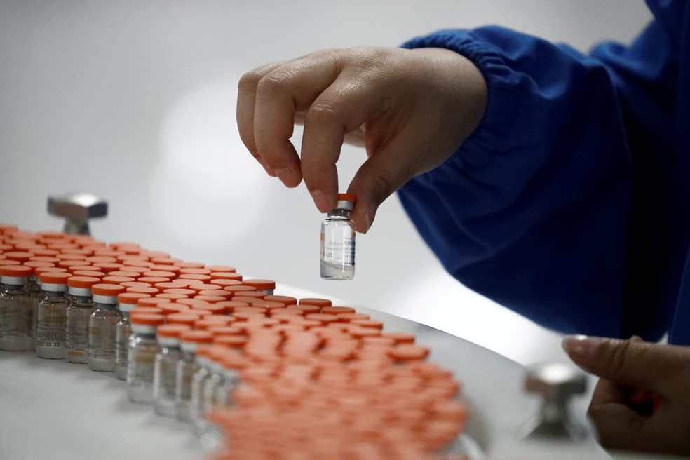 Funcionário inspeciona frascos em unidade da chinesa Sinovac Biotech em Pequim. — Foto: REUTERS/Thomas Peter