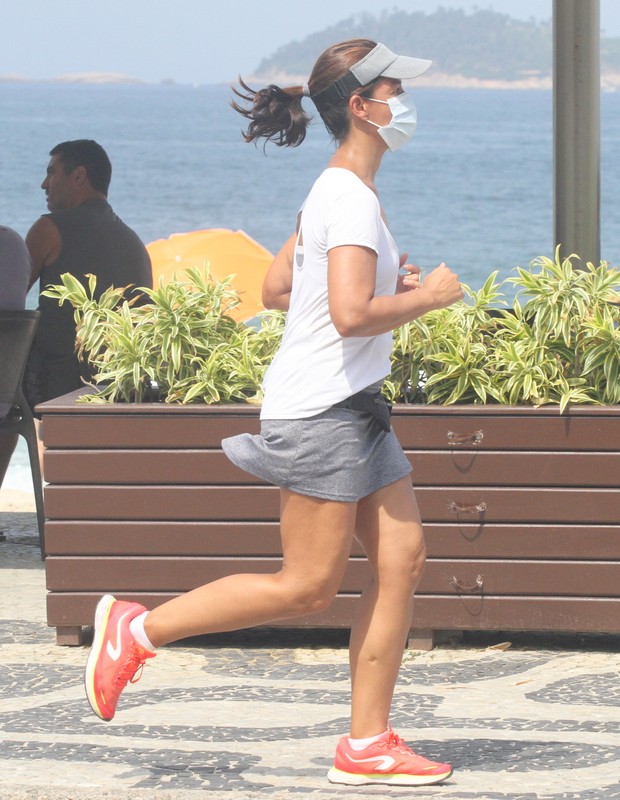Jornalita Marina Araújo pratica corrida em orla carioca (Foto: Daniel Delmiro/AgNews)