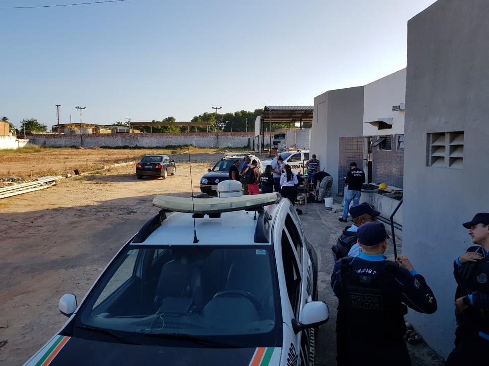 Corpo de vigilante é encontrado dentro de galpão no Barroso, em Fortaleza. — Foto: Ricardo Mota/ SVM