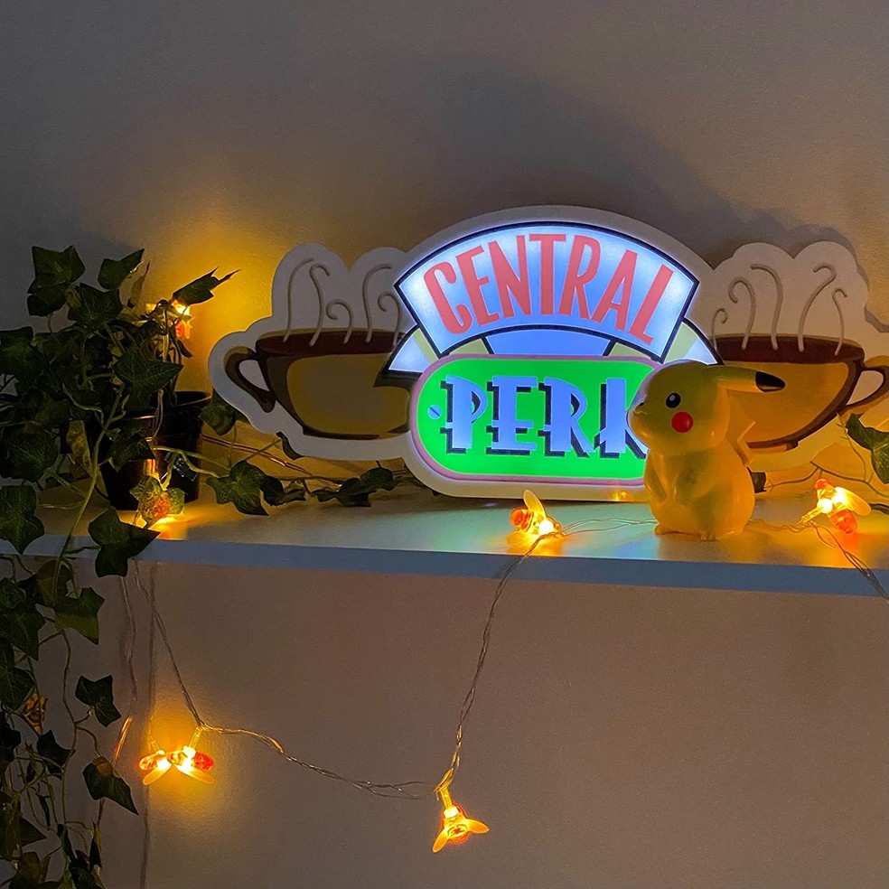 Placa decorativa de Friends tem logo do Central Perk (Foto: Reprodução/Amazon)
