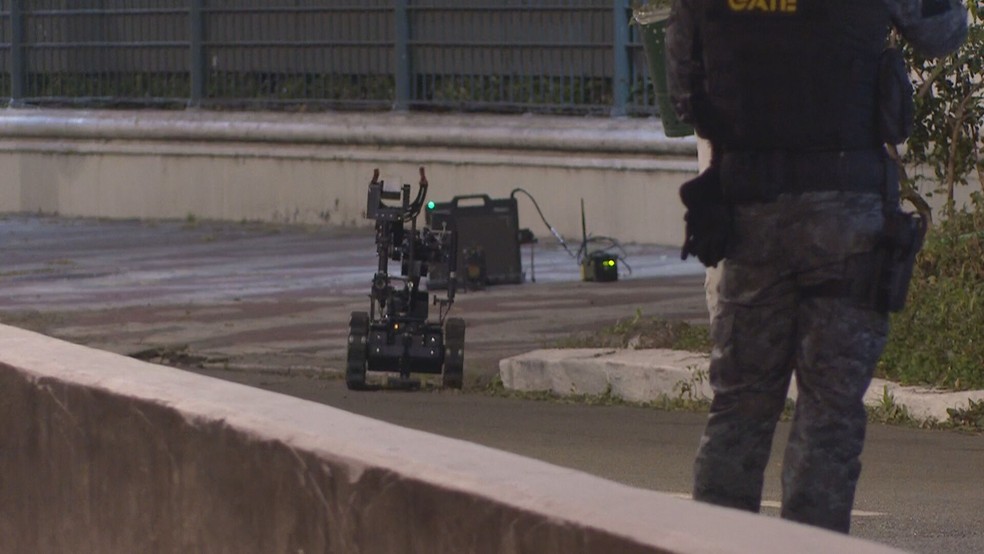 Polícia é acionada após falsa granada ser deixada em frente ao consulado da Rússia em SP — Foto: TV Globo